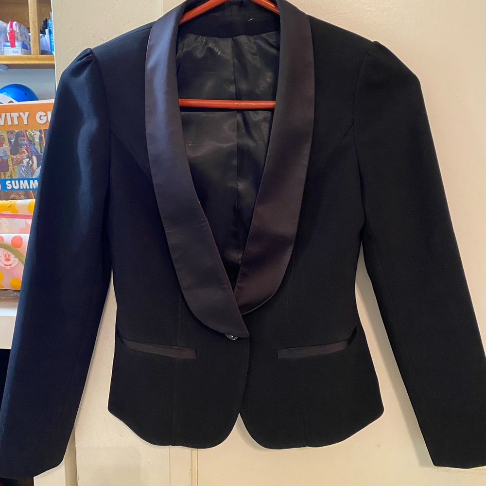 Tuxedo blazer tailored, black can be fit with petit size 0-00